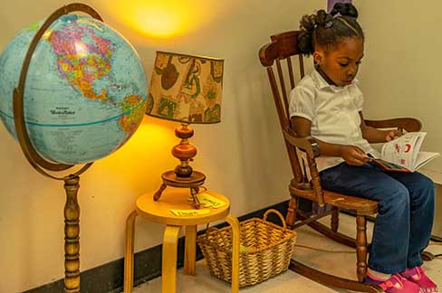  Girl reading